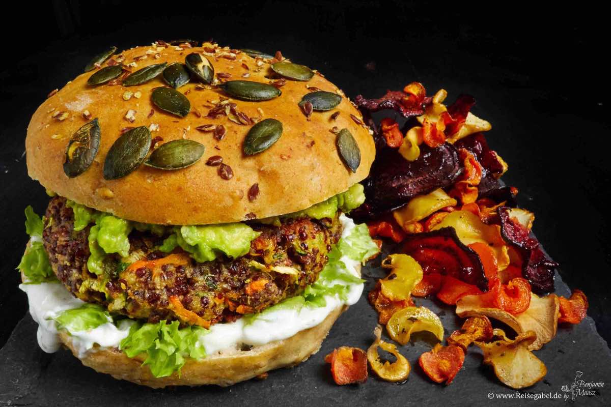 Quinoaburger auf Vollkorn-Bun mit Wurzelgemüse