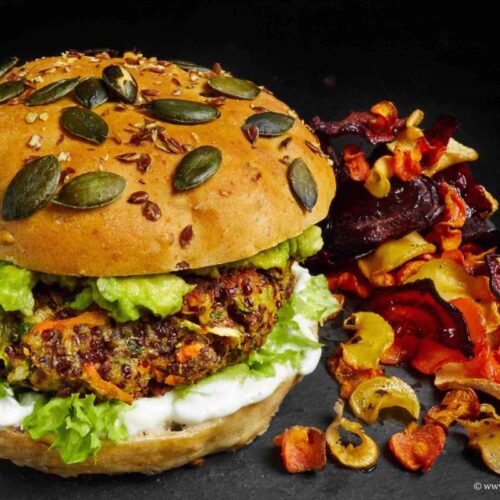 Burger mit Quinoa Vollkorn Bun und geröstetem Gemüse