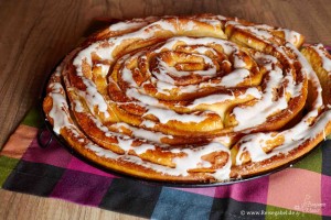 Frisch gebackene Riesen Zimtschnecke mit Zuckerglasur