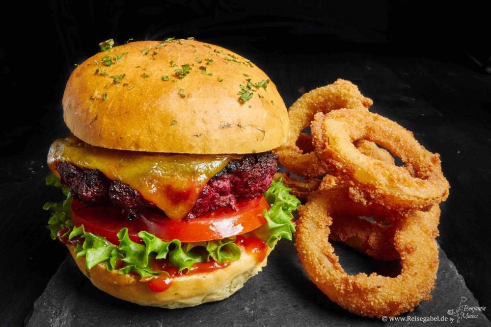 Rote Beete-Beef Burger mit Onion Rings