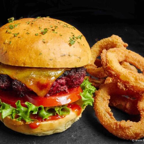 Rote Beete Beef Burger mit Onion Rings