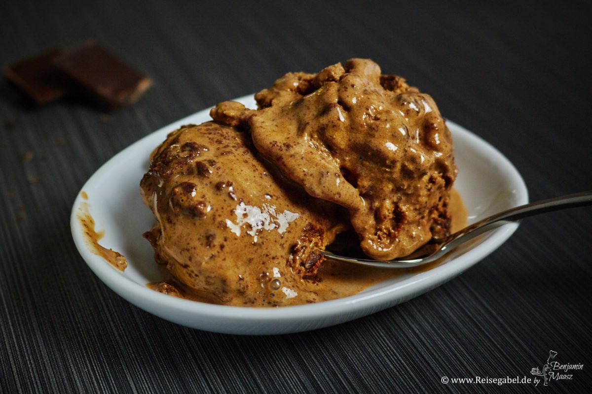 Schokoladeneis mit Browniestückchen