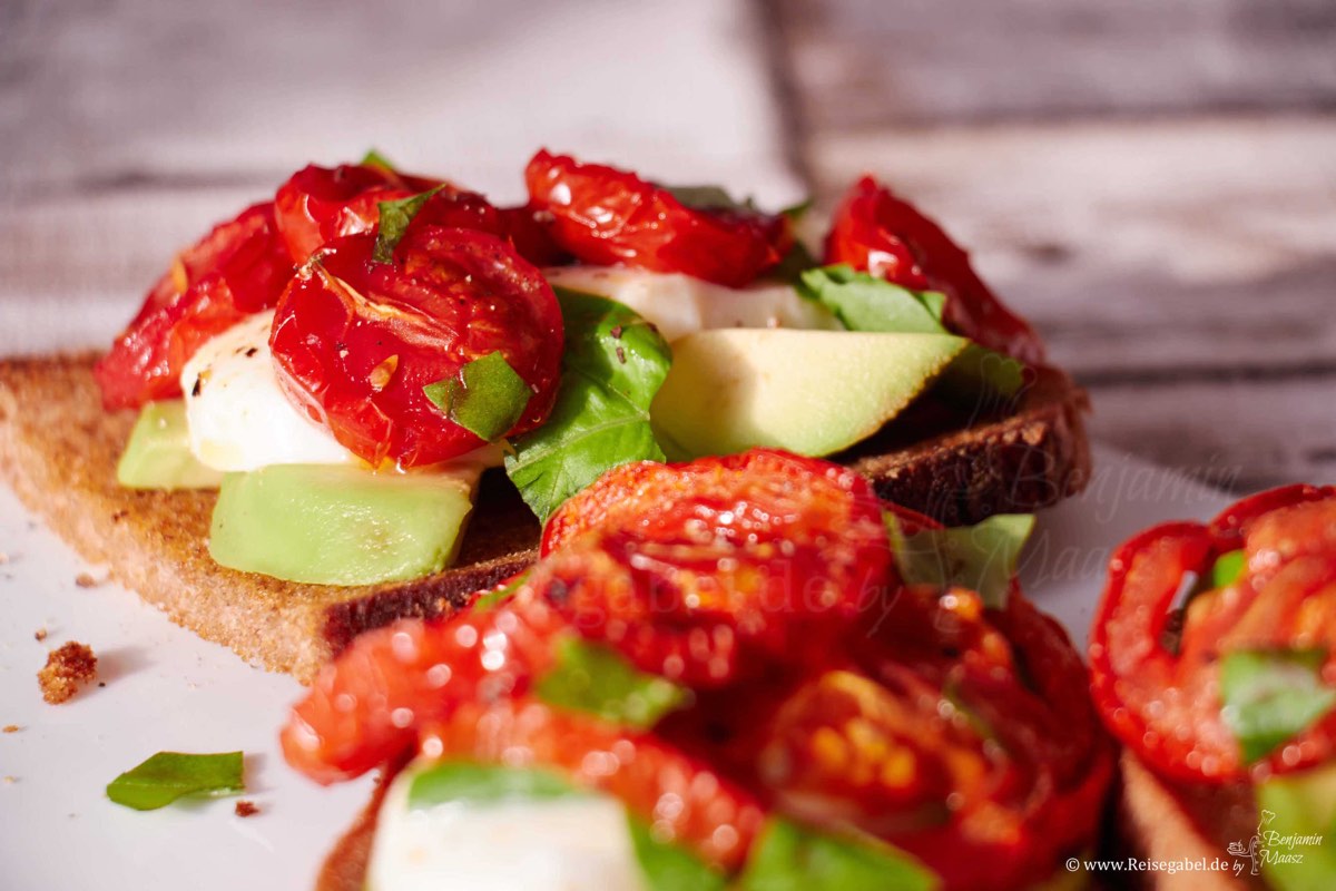 Brot mit getrockneten Tomaten, Mozzarella und Avocado