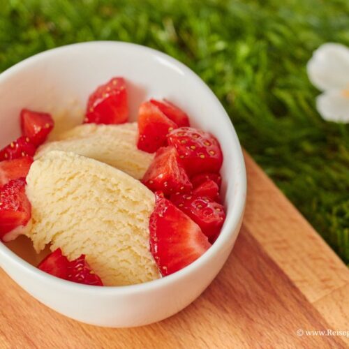 Grießeis mit Erdbeeren