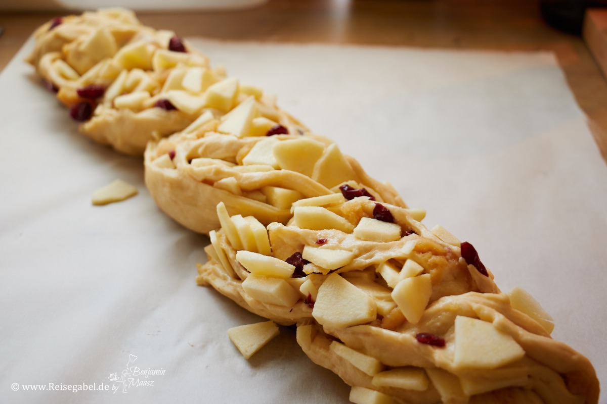 Apfelstriezel mit Cranberry, Zuckerguss und Marzipan