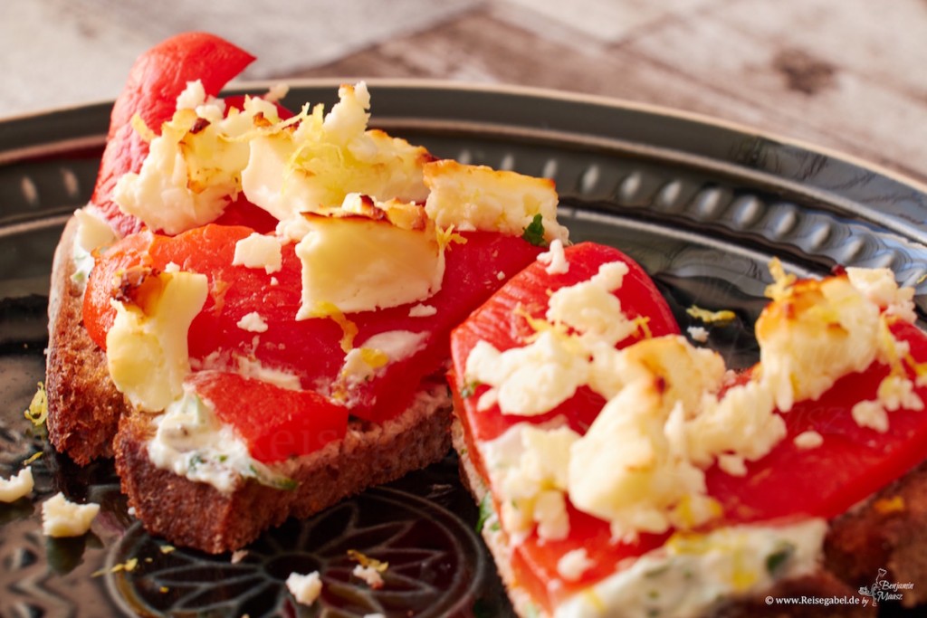 Brot mit gerösteter Paprika und Feta - perfekte Brotzeit