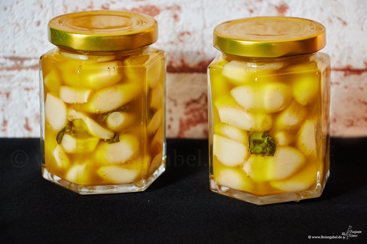 Knoblauch in Oliven-Kräuter-Öl