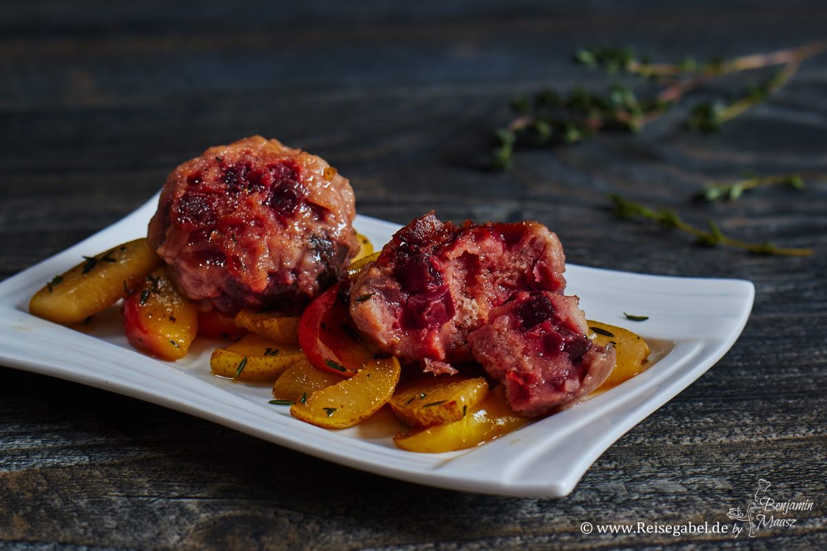 Rote Beete Knödel mit Apfel- und Birnenspalten - Reisegabel