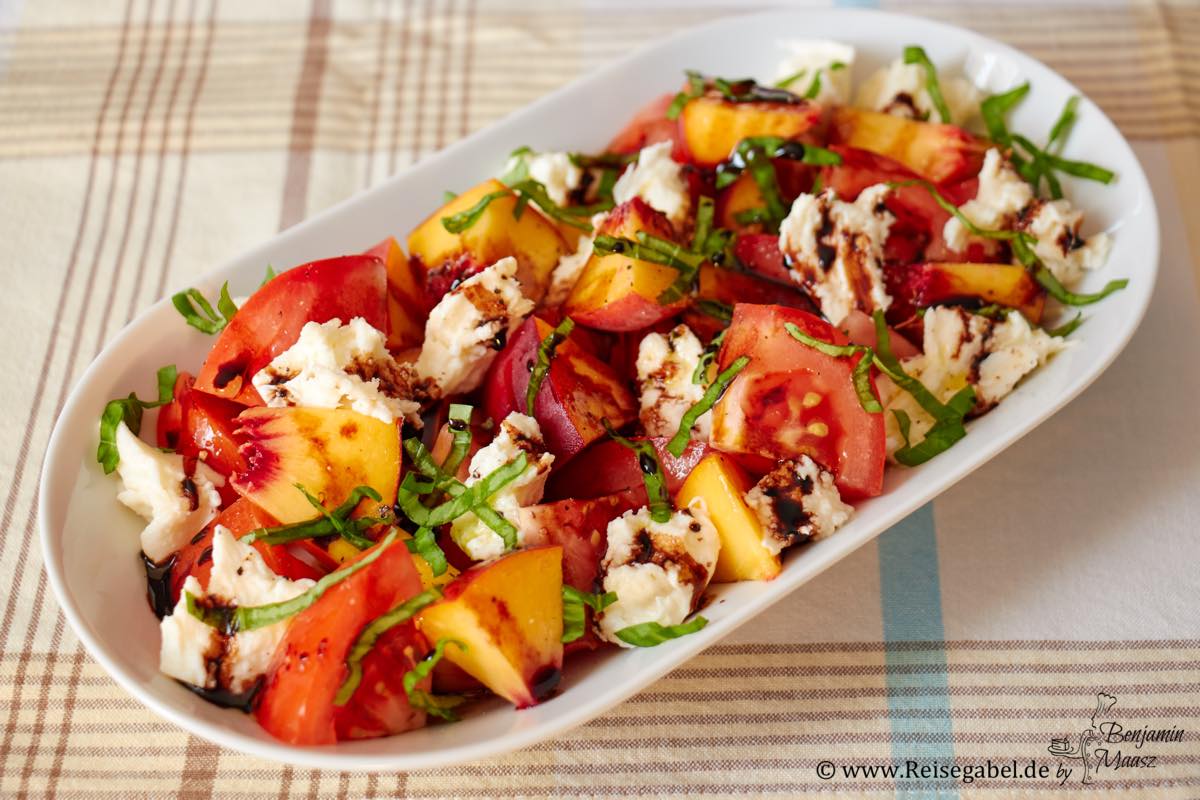 Tomaten Pfirsich Salat mit Mozzarella - Reisegabel