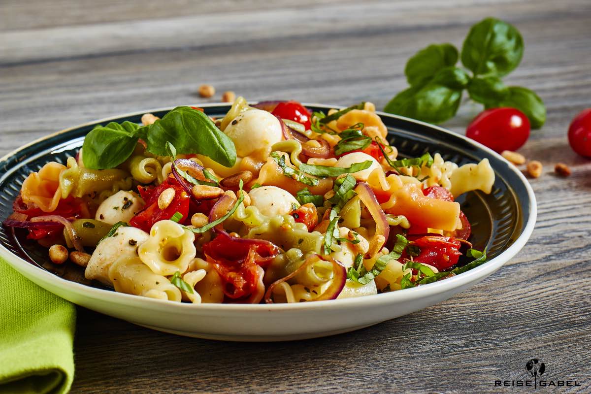 Bunte Pasta mit geschmolzenen Tomaten und Mozzarella - Reisegabel