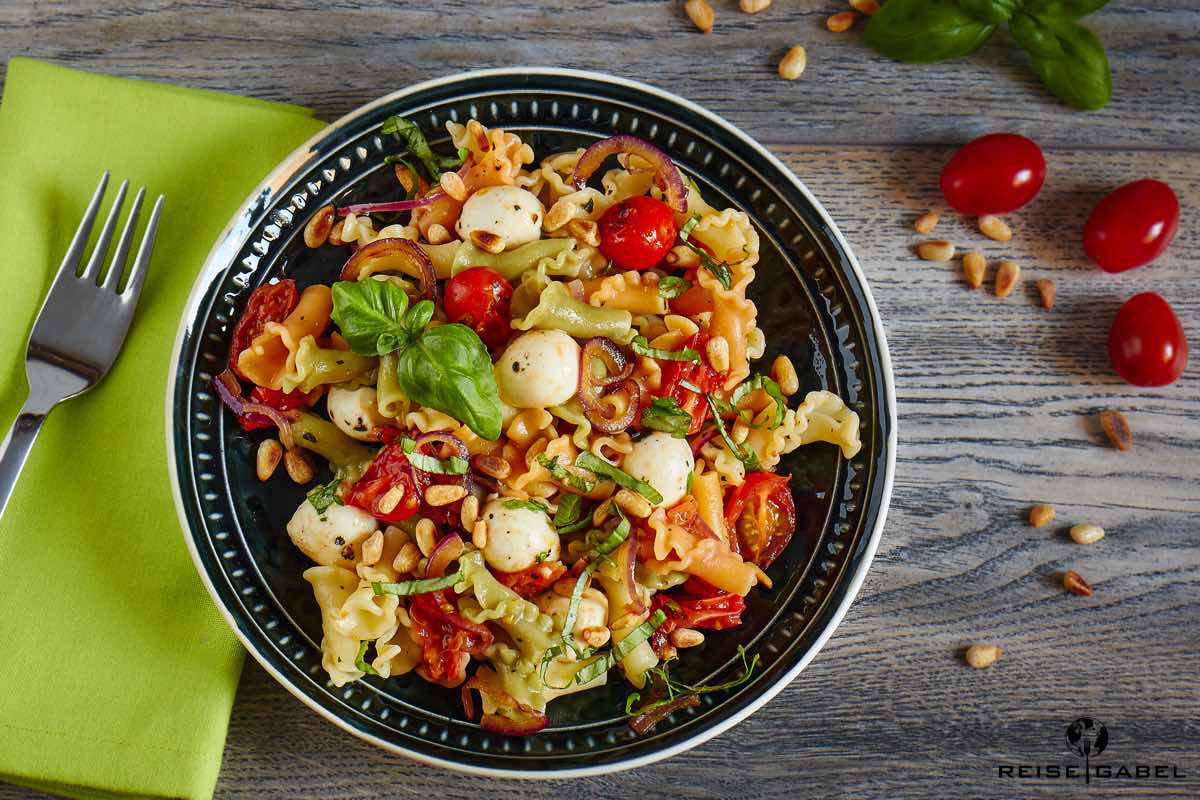 Bunte Pasta mit geschmolzenen Tomaten und Mozzarella - Reisegabel