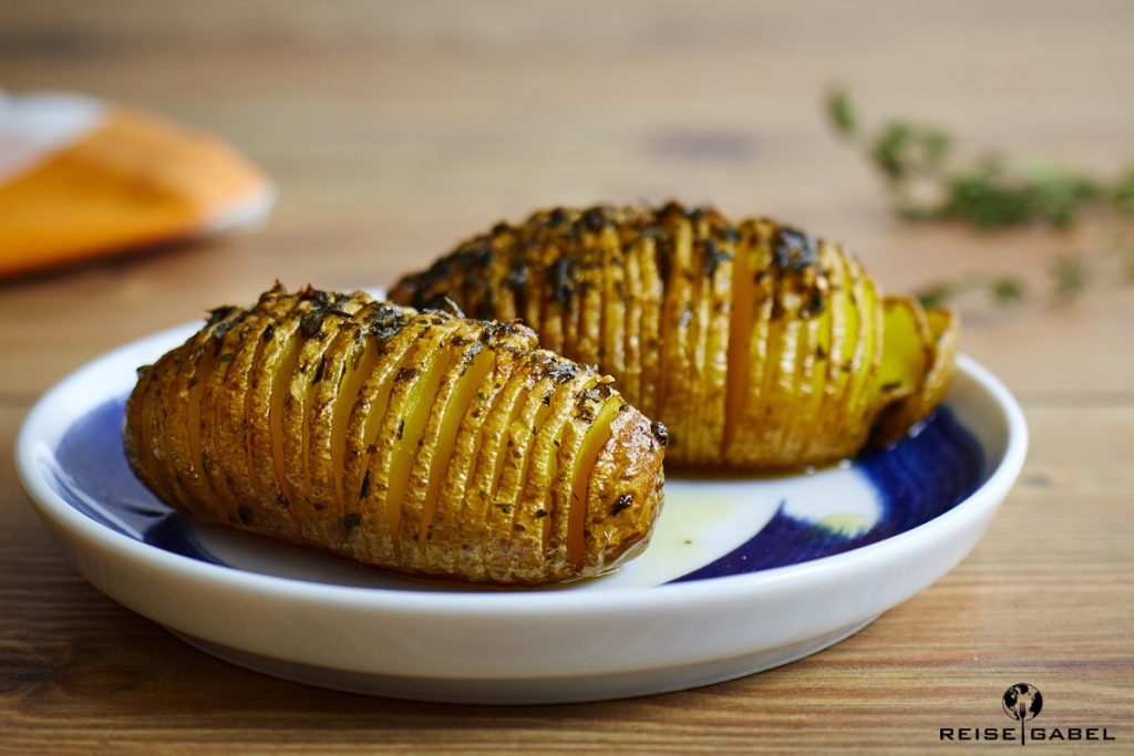 Hasselback-Kartoffeln mit Knoblauch und Thymian - Reisegabel
