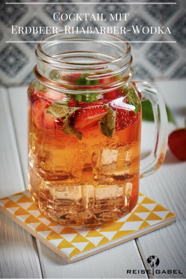 Cocktail mit Erdbeer-Rhabarber-Wodka - Reisegabel