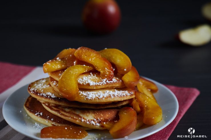 Buttermilch Pancakes mit Apfelspalten - Reisegabel