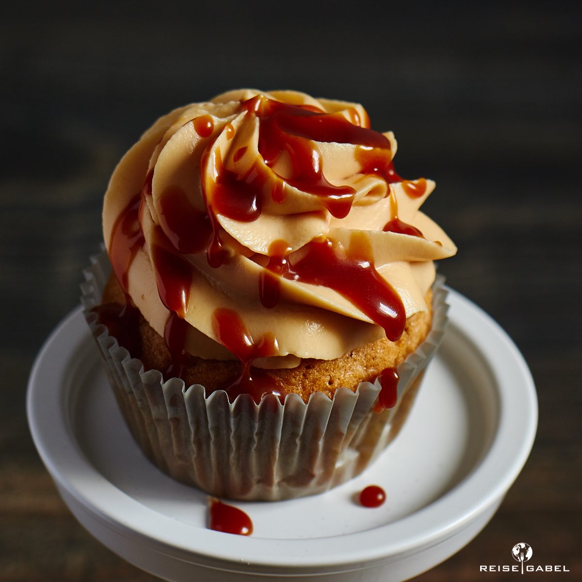 Die saftigen Zimt-Cupcakes mit diesem tollen Karamell-Frosting sind Seelenfutter bei kalten Temperaturen und Schmuddelwetter.