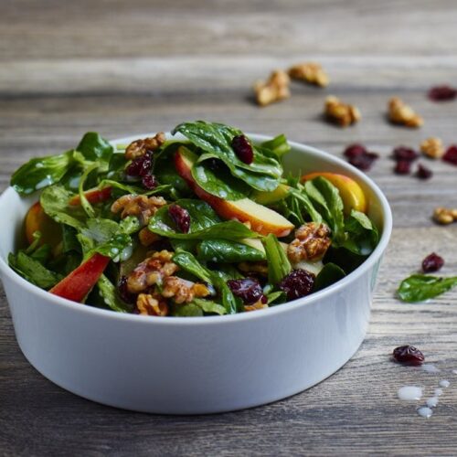 Herbstsalat mit Apfelspalten