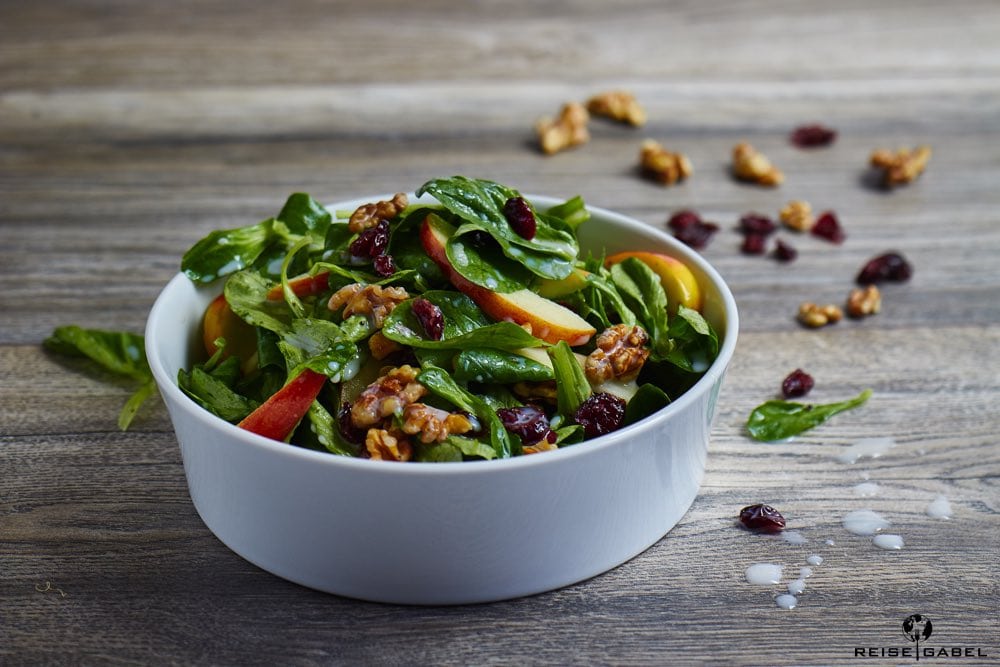 Herbstsalat mit Apfelspalten und Buttermilch-Apfel-Dressing