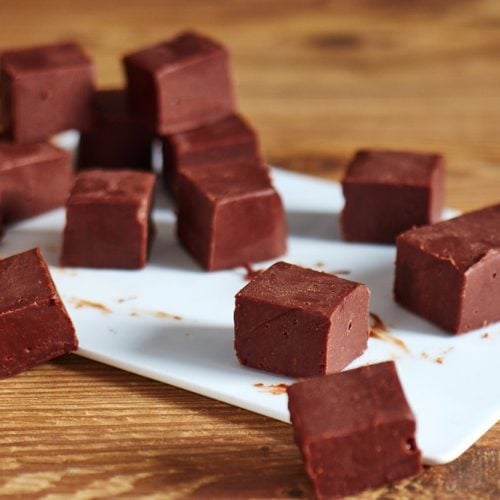 Kleine Würfel Nutella Fudge auf einem Teller