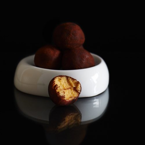 Selbstgemachte Baileyskugeln mit Kakao bestäubt