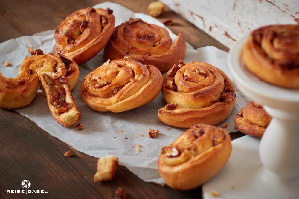 Cinnamon rolls with pecans