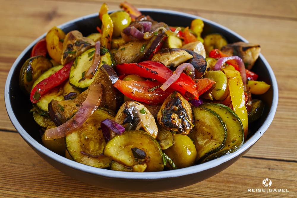 Antipasti-Salat - Perfekte Beilage zum grillen - Reisegabel