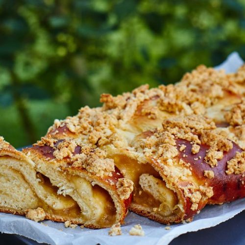 Hefezopf mit Rhabarber und Haferflockenstreusel