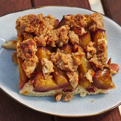 ZwetschgenkuchenZwetschgenkuchen mit Mandel-Zimt-Streuseln frisch aus dem Ofen