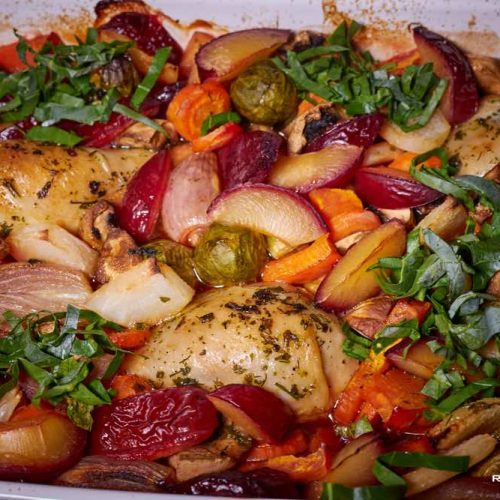 Herbstliches Ofengemüse mit Hühnchenkeulen