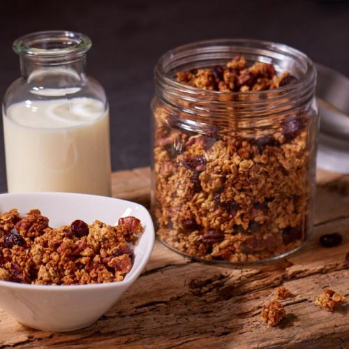 Selbstgemachtes Granola mit Cranberries und Pecannüssen