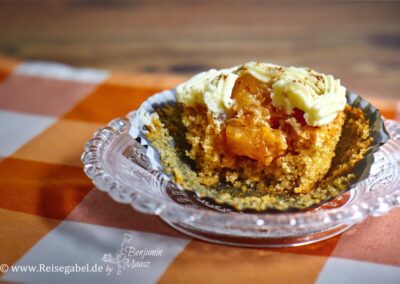Saftiger Apfelkuchen Cupcake mit Frosting und Kompott