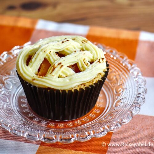 Saftiger Apfelkuchen Cupcake mit Frosting und Kompott