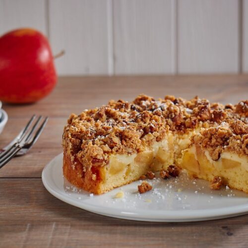 Apfelkuchen mit Pudding und knusprigen Keks-Streuseln