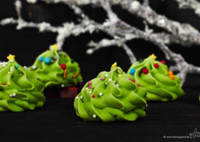 Bunte Baiser Weihnachtsbäume mit Zuckerdekor