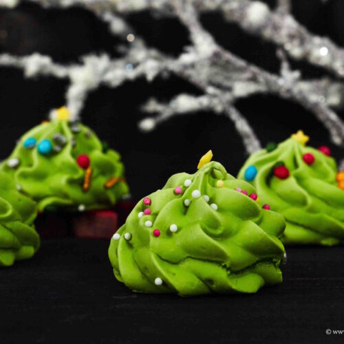 Bunte Baiser Weihnachtsbäume mit Zuckerdekor