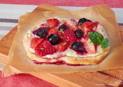 Kleiner Beeren Flammkuchen mit Erdbeeren, Himbeeren und Blaubeeren