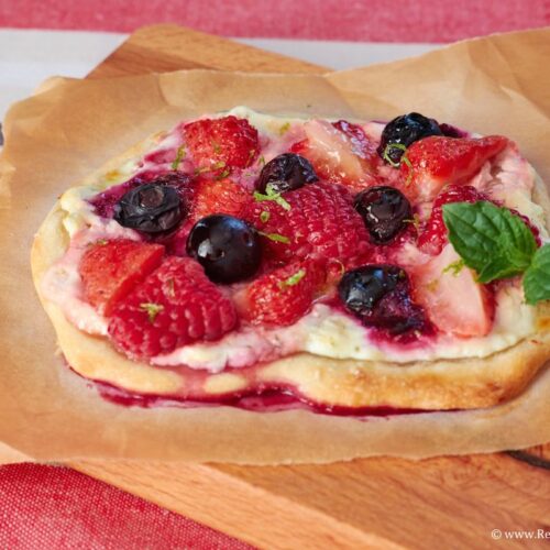 Kleiner Beeren Flammkuchen mit Erdbeeren, Himbeeren und Blaubeeren