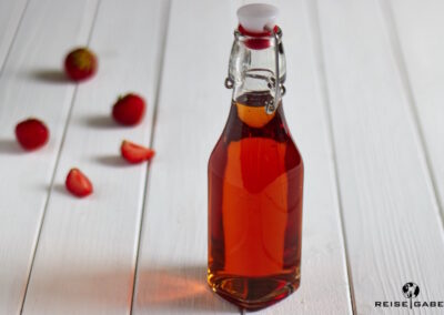Selbstgemachter Erdbeer-Rhabarber-Wodka