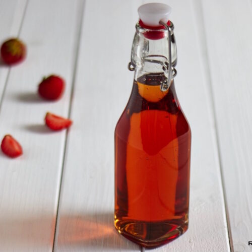 Selbstgemachter Erdbeer-Rhabarber-Wodka