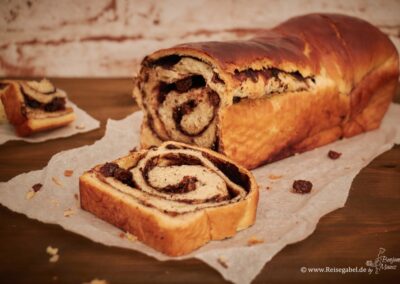 Hefekuchen mit Kakao und Rosinen frisch gebacken in Kastenform