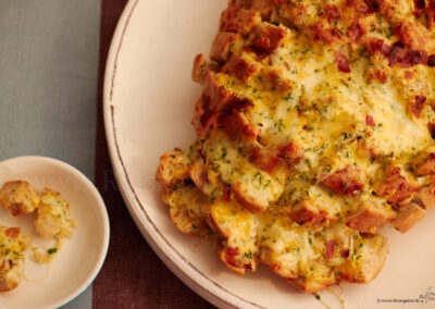 Frisch gebackenes Käse Pull Apart Bread mit geschmolzenem Käse