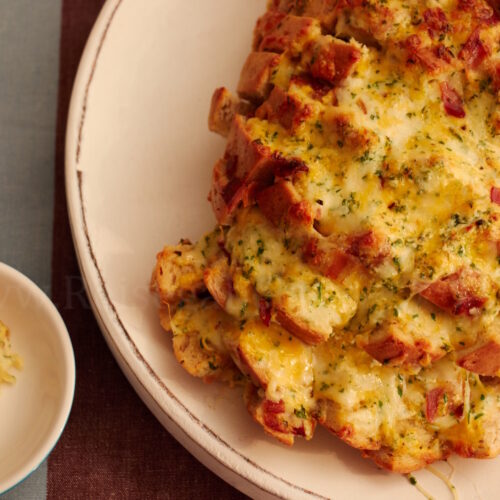 Frisch gebackenes Käse Pull Apart Bread mit geschmolzenem Käse