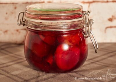 Eingekochte Rotwein Zwetschgen in Gläsern mit Zimt und Sternanis