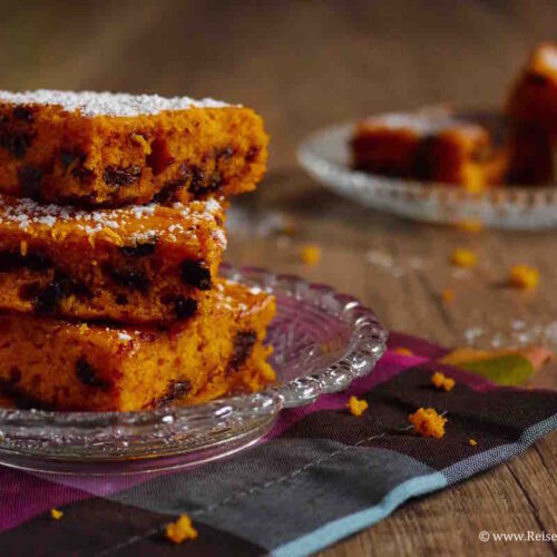 Saftiger Kürbis Schoko Kuchen mit Schokostückchen serviert
