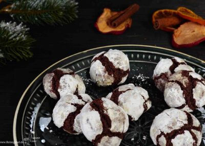 Schokoladige Schneekugeln mit Puderzucker