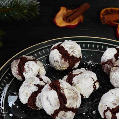 Schokoladige Schneekugeln mit Puderzucker