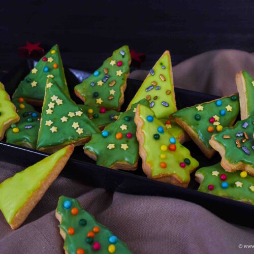 Knusprige Rooibos Weihnachtstannen mit Glasur und Streuseln
