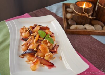 Zwetschgen Gnocchi mit Mandeln und Zucker