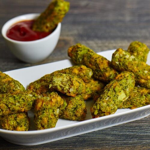 Knusprige Brokkoli Sticks mit Dip auf einem Teller