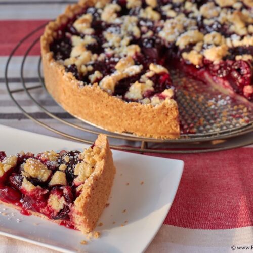 Frische Kirsch Shortbread Pie mit knusprigen Streuseln