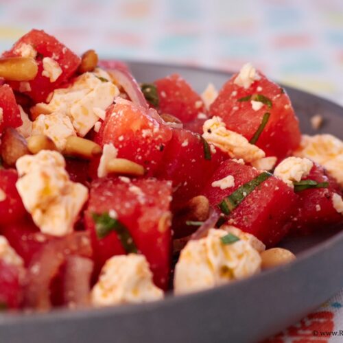 Frischer Melonen Feta Salat mit Minze und Pinienkernen